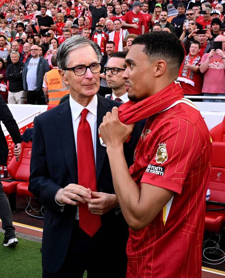 利物浦老板夫人分享阿诺德与丈夫合照，引发球迷对其未来的猜想